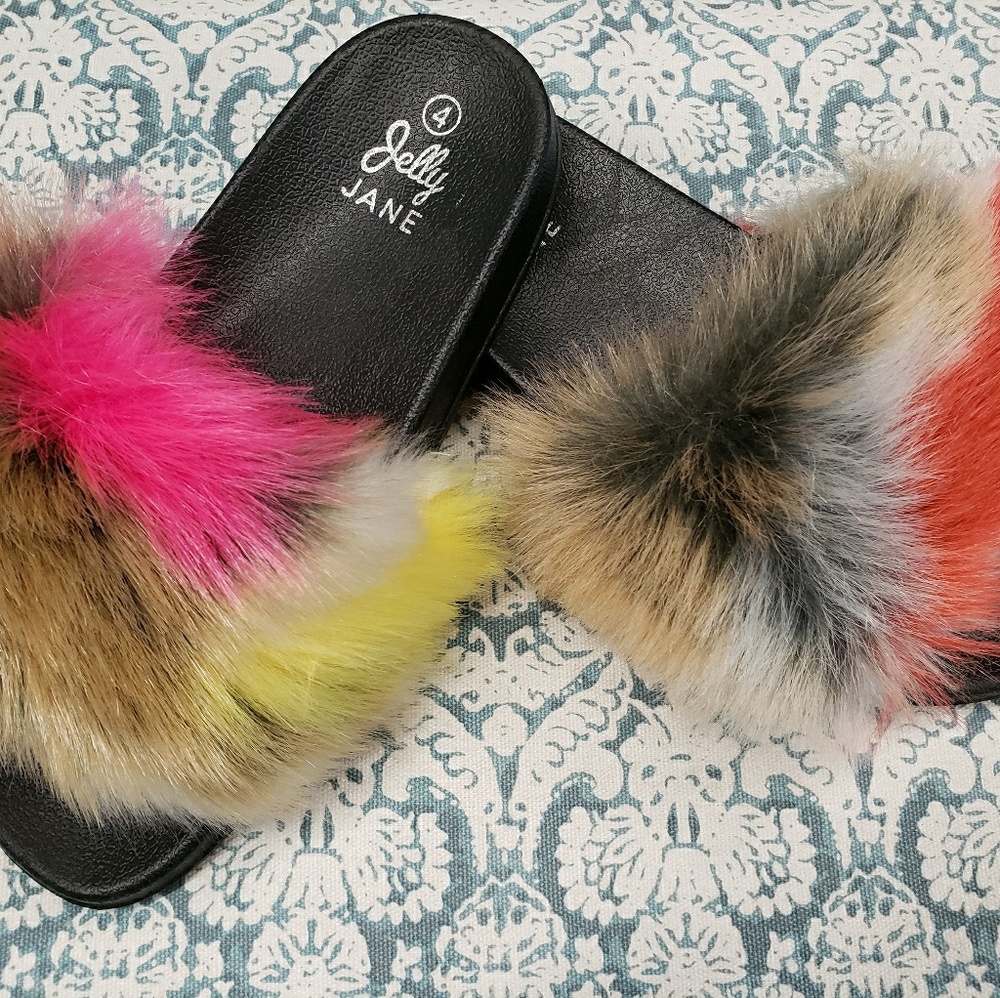 Slide sandal with fur size 6